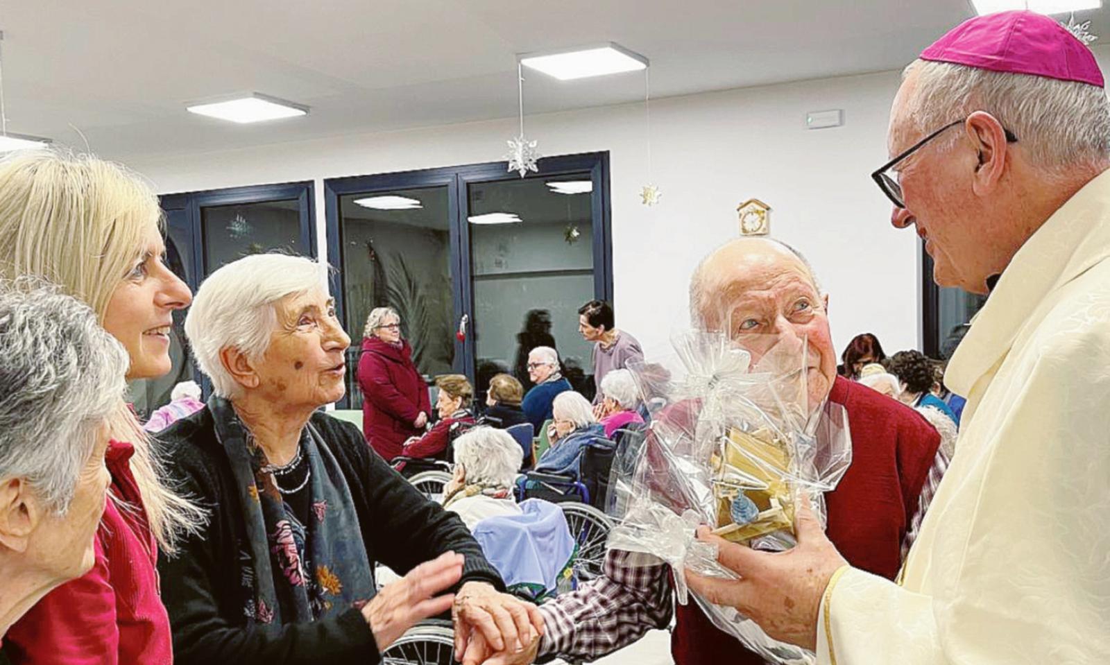 Il vescovo abbraccia i pi&ugrave; fragili