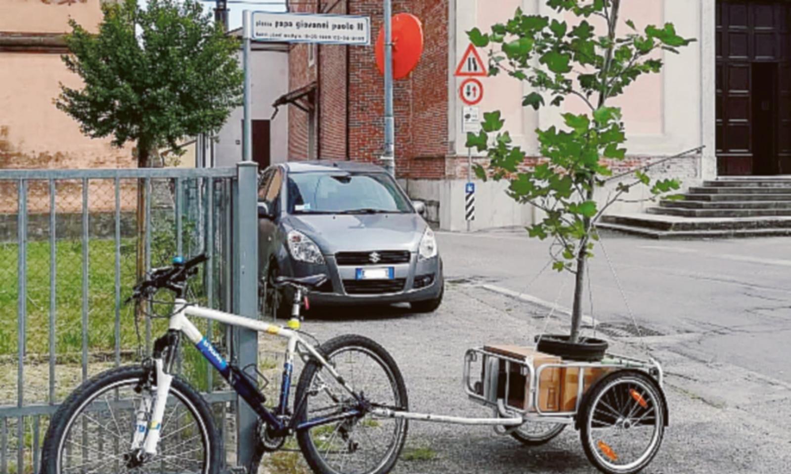 Befane in bici piantano gli alberi
