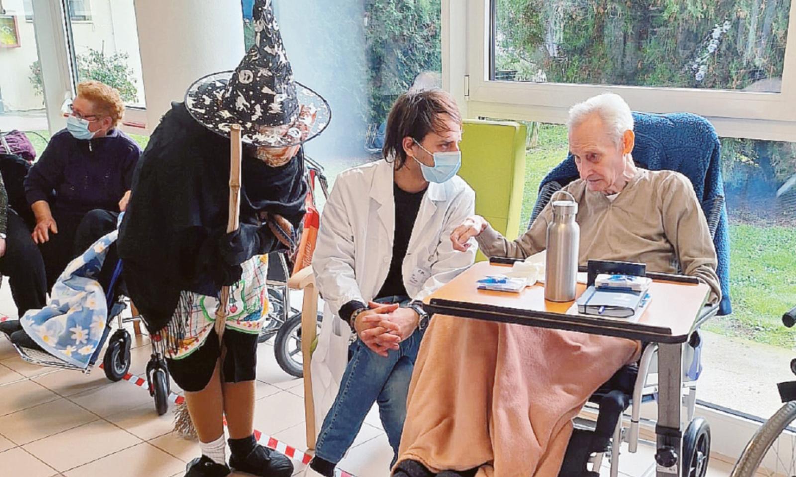 La casa di riposo si anima con ospiti e familiari