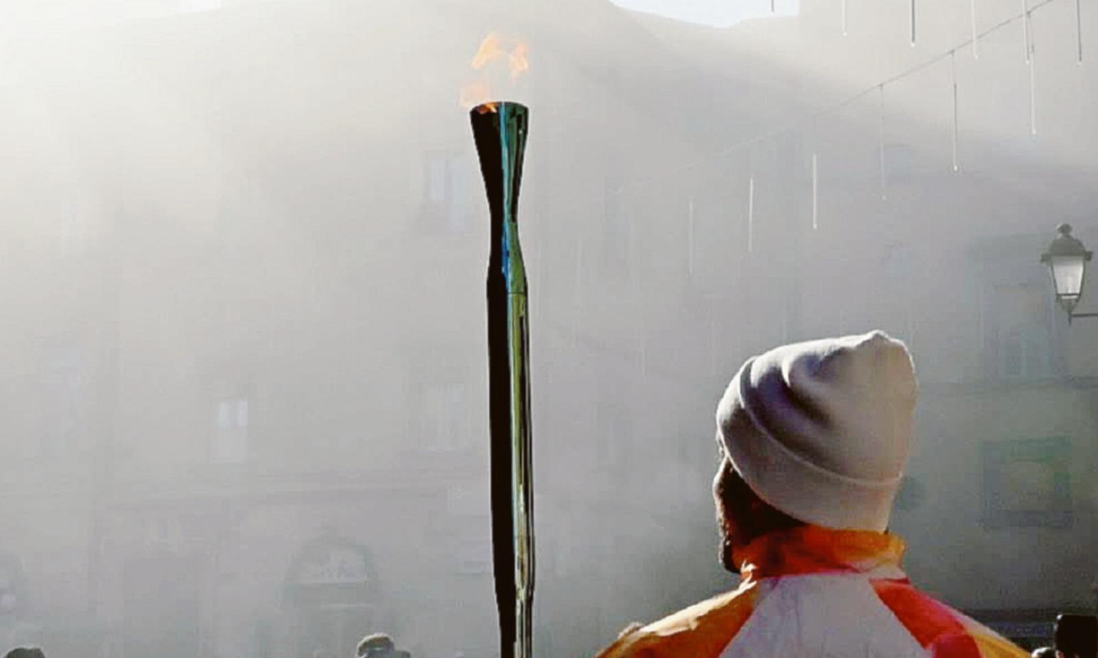 Arriva la fiamma: festa e strade chiuse