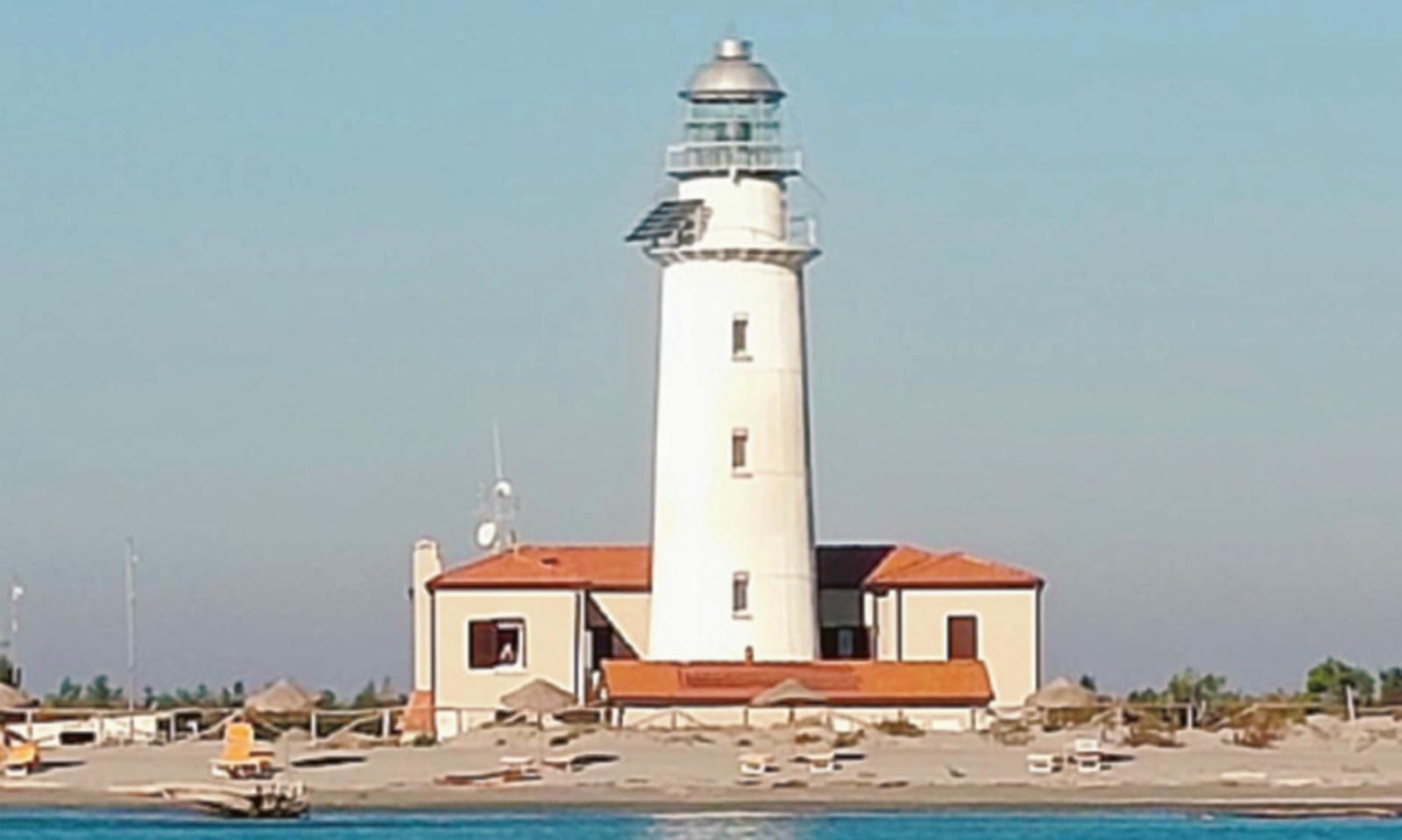 Pontile a pezzi, isola irraggiungibile