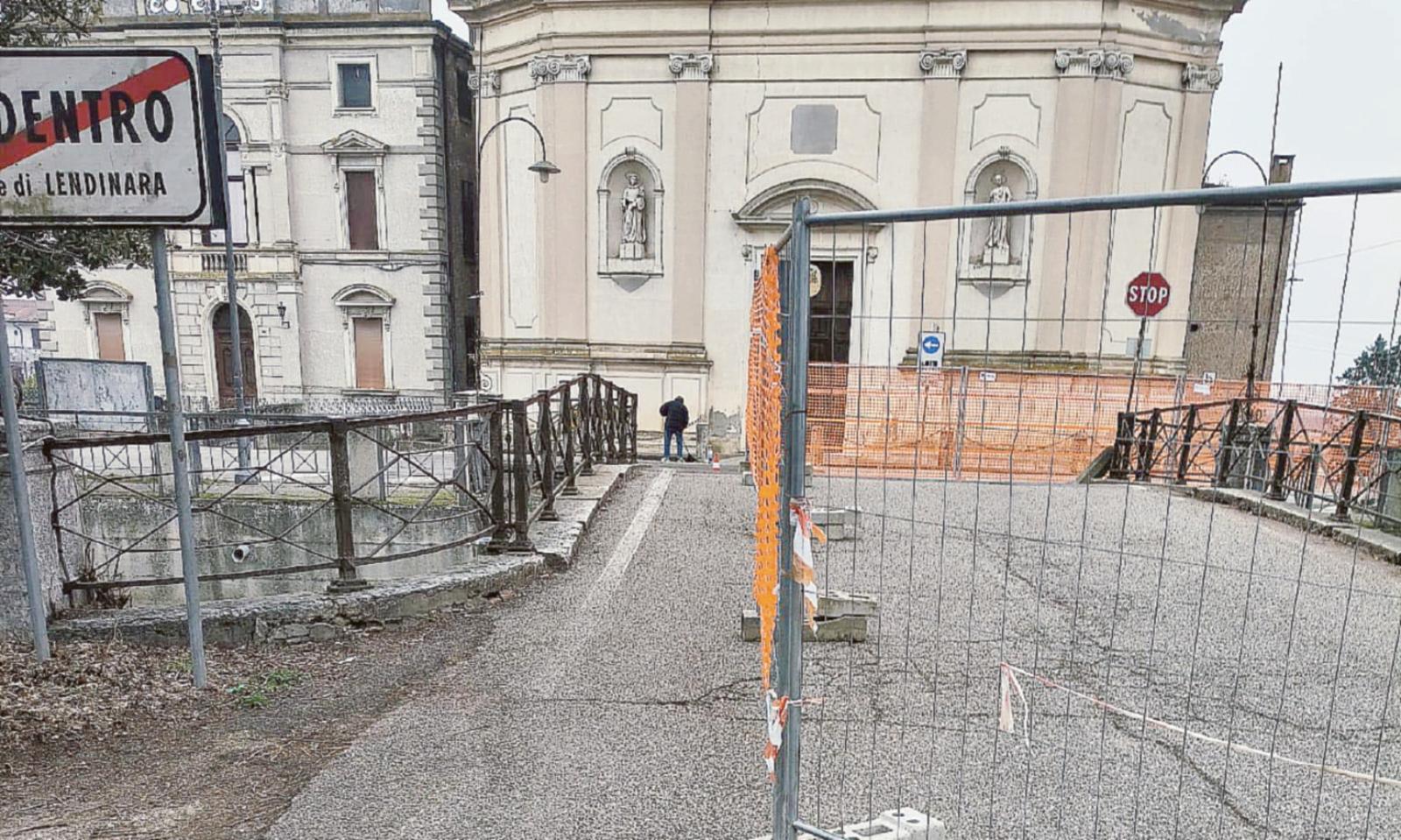 Il ponte resta aperto per i pedoni