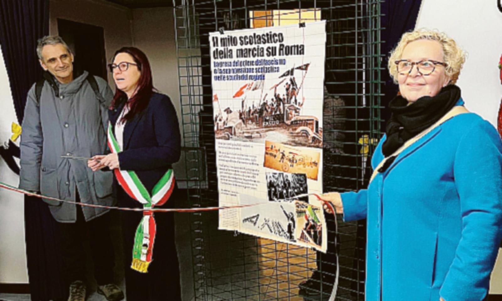 Diciassette pannelli per raccontare il regime