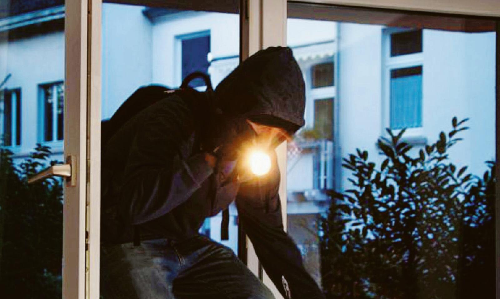 Anziana si trova i ladri in camera