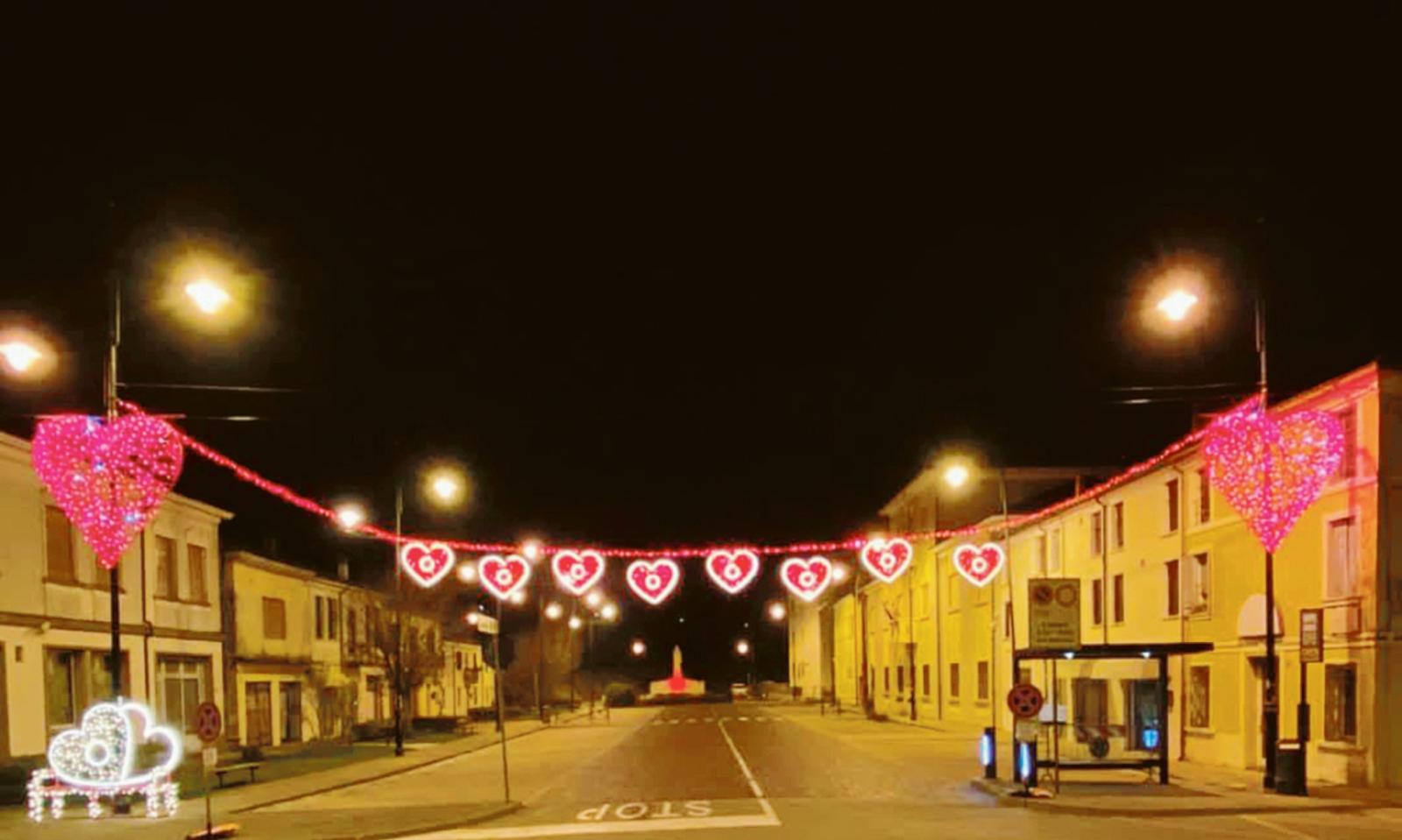 Il paese &ldquo;abbraccia&rdquo; l&rsquo;amore