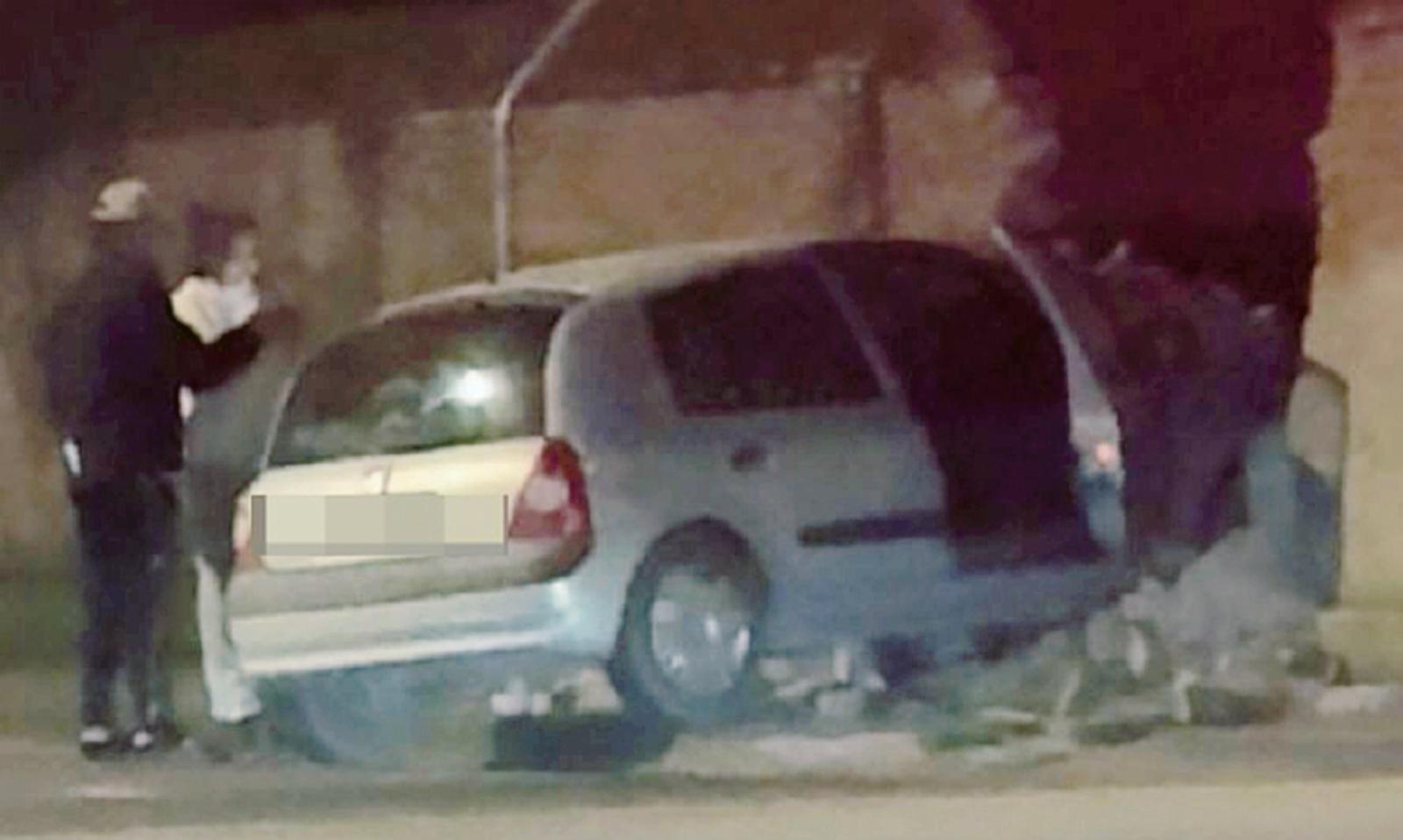 Si schianto contro il muro e lo sfonda