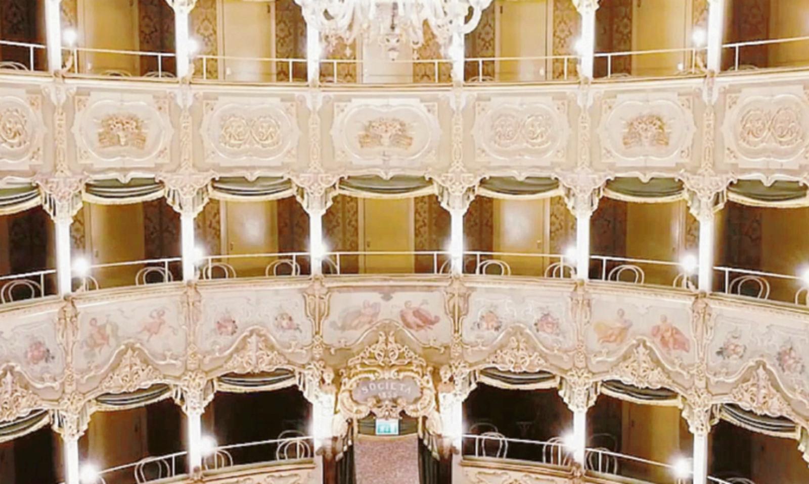 Don Giacinto sale sul palco