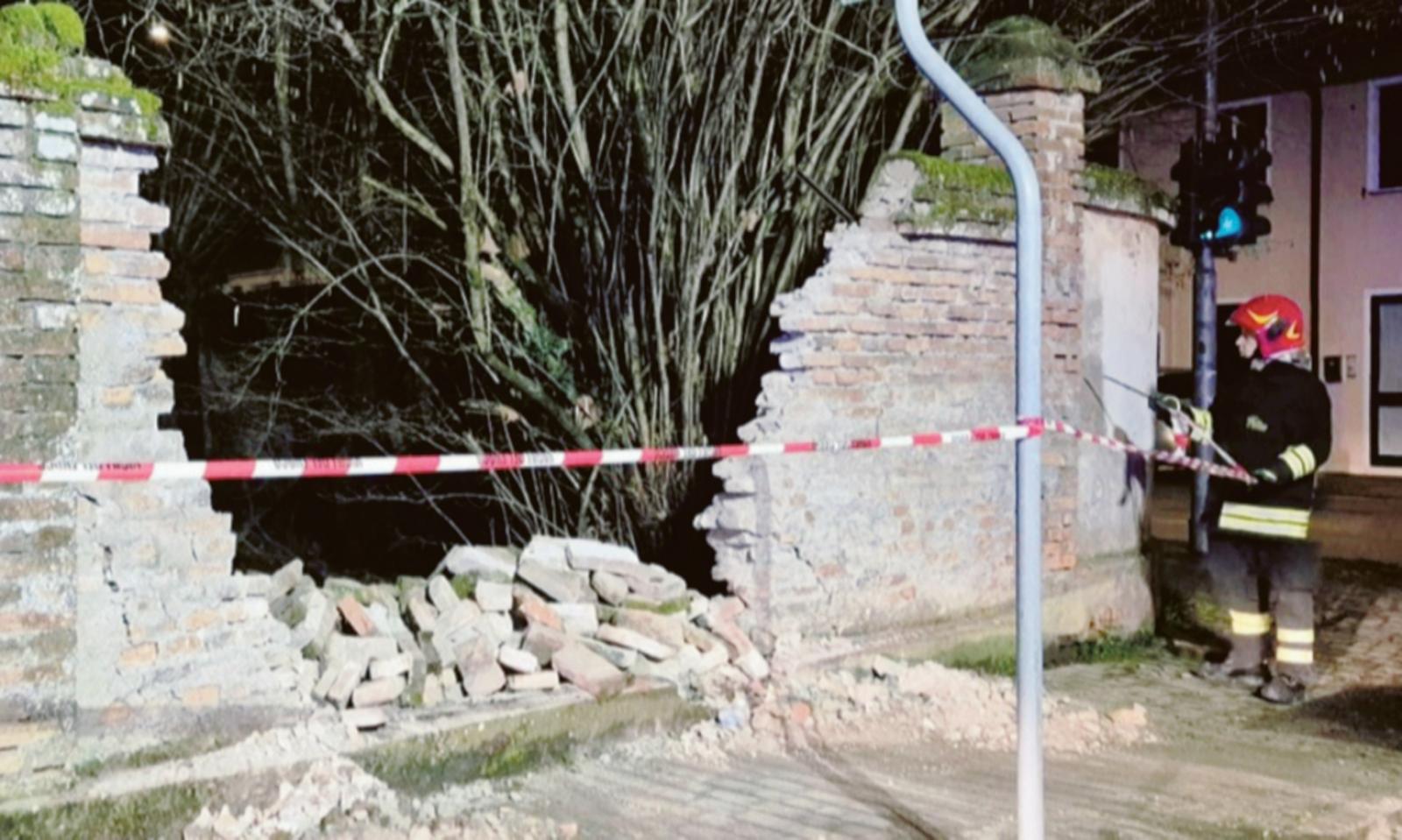 Un'auto abbatte lo storico muro