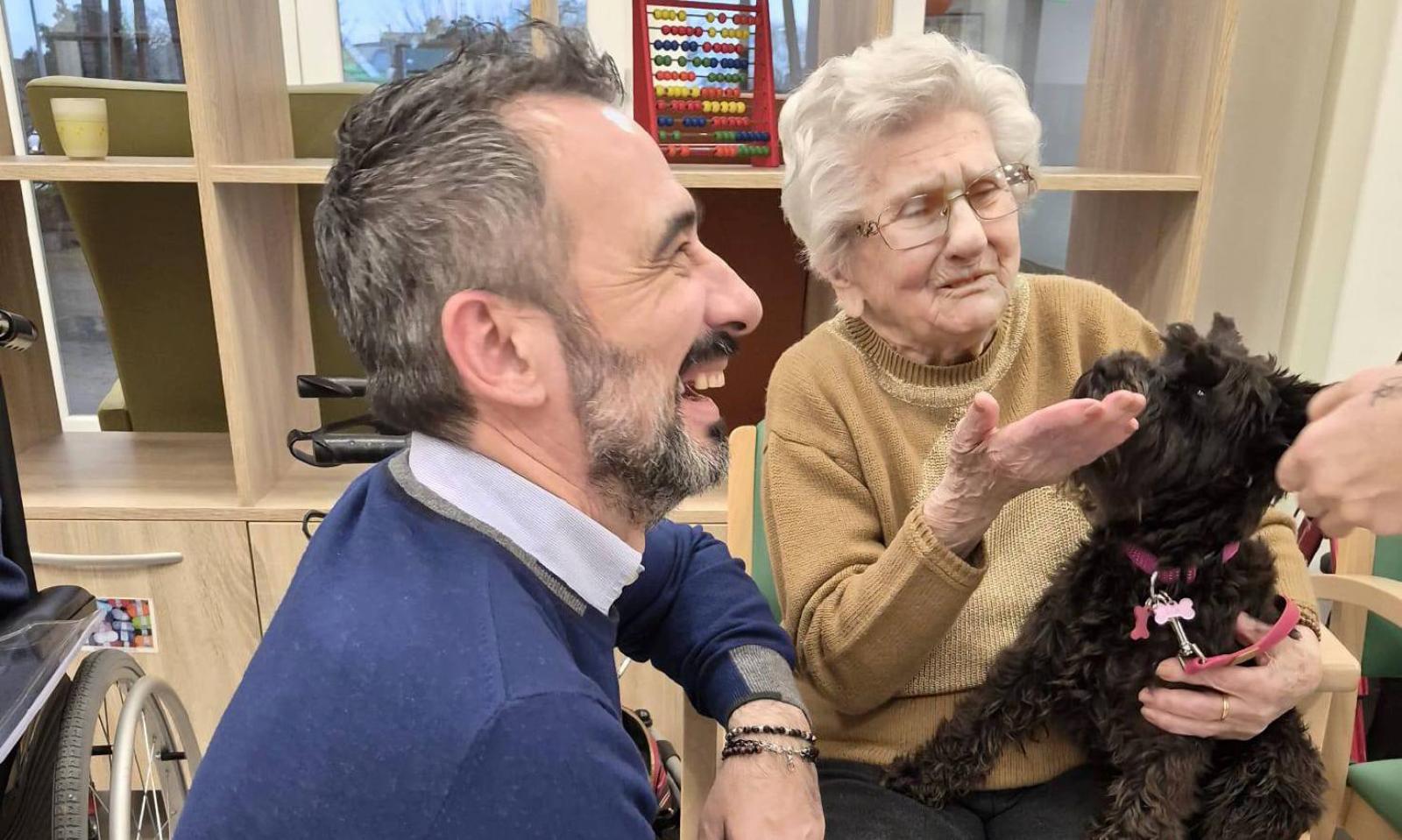 Gli anziani scoprono la pet therapy