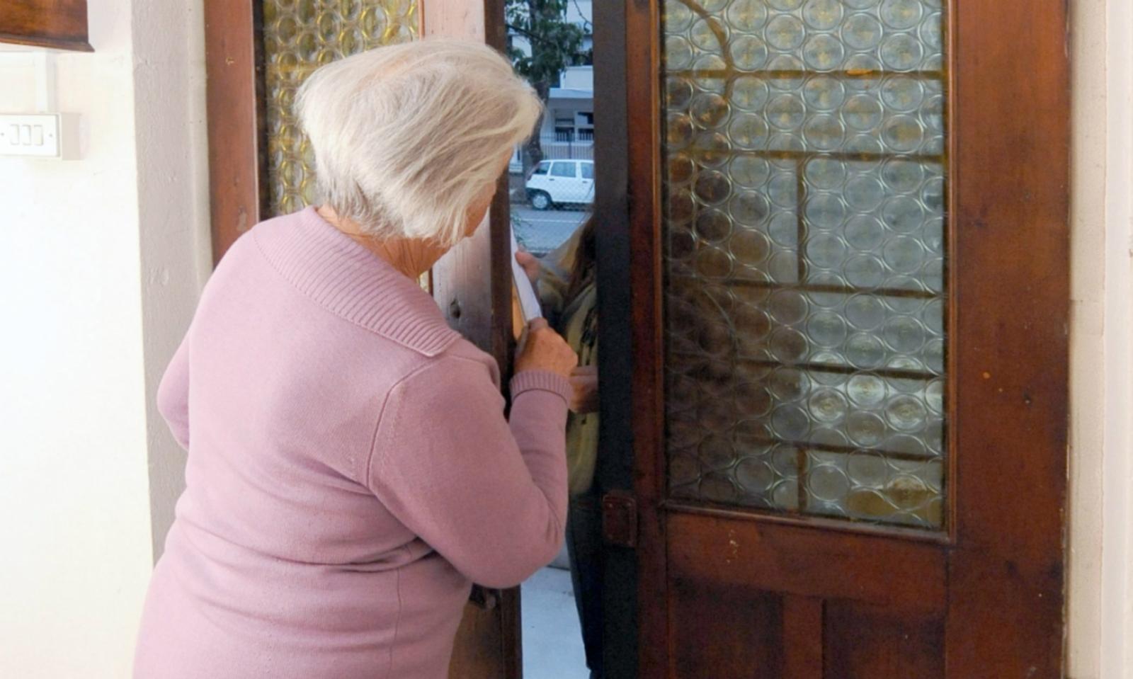 90enni spaventate e derubate 