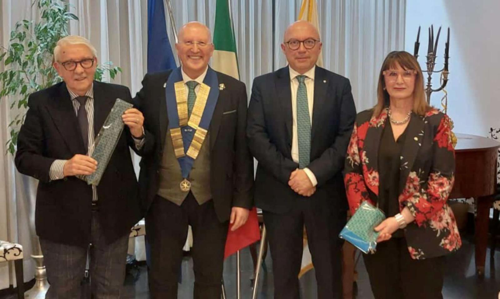 La visita del governatore al club