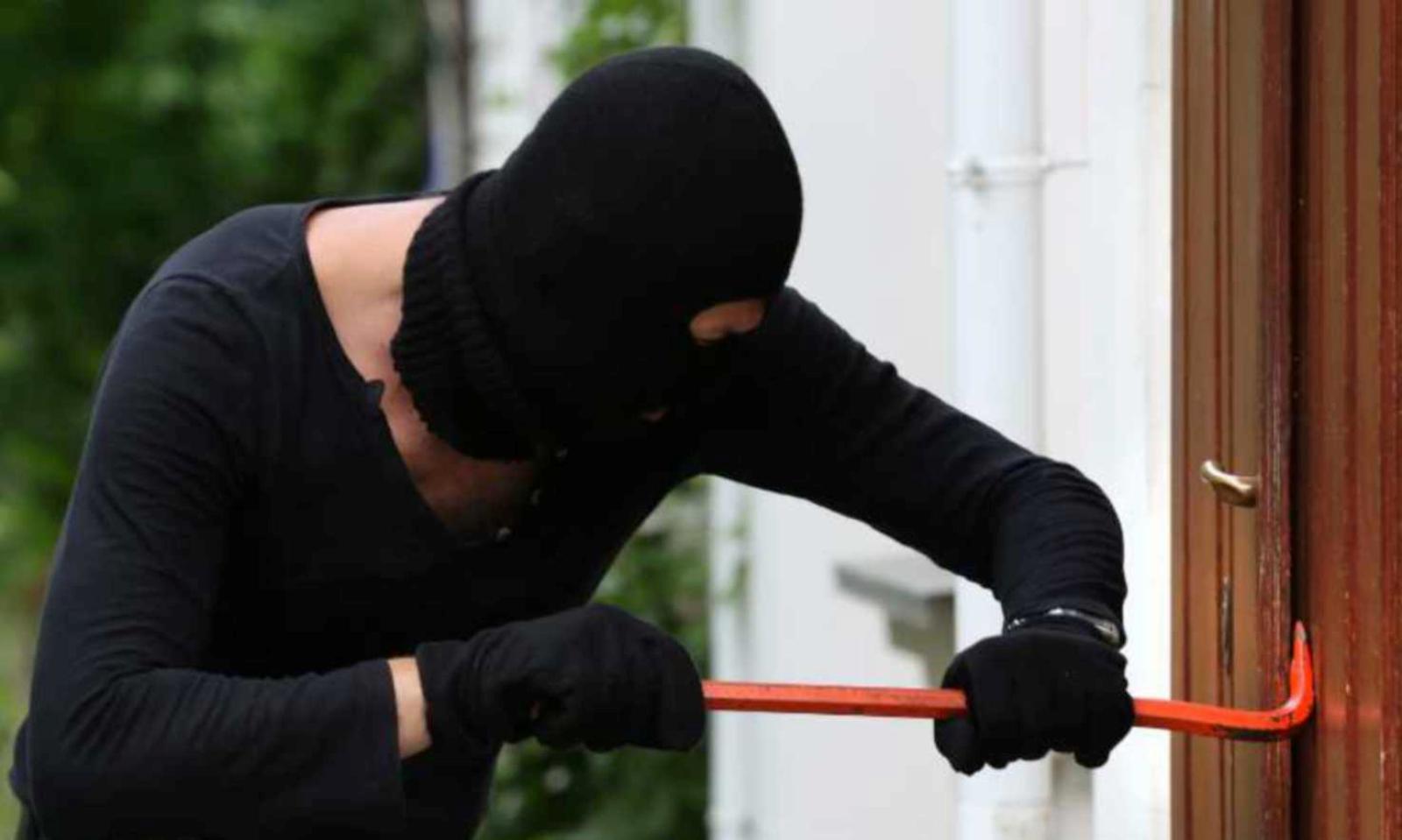 Al telefono rispondono i ladri: "Si allontani da casa"