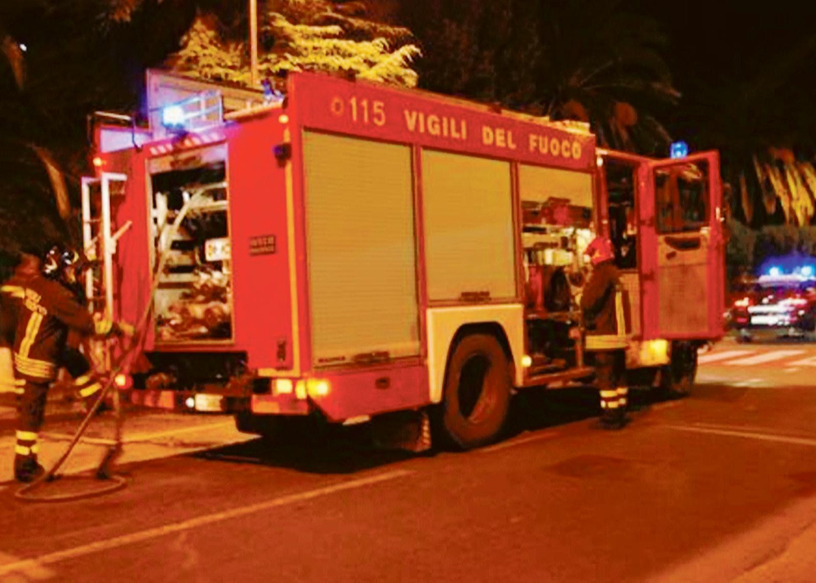 Auto sbanda e finisce in cortile