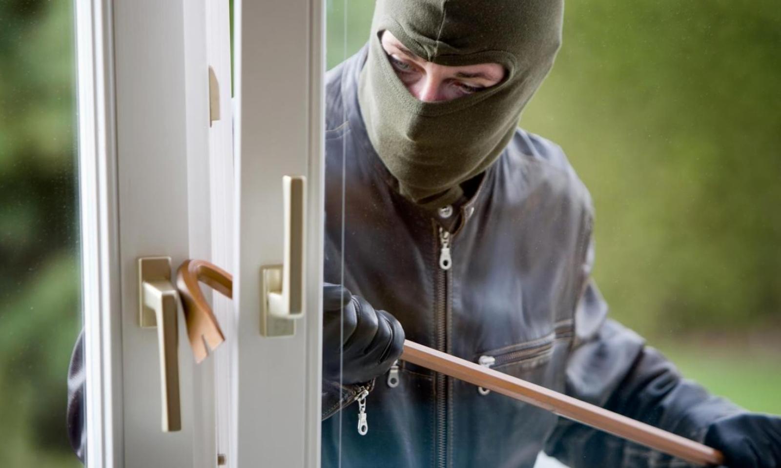 Ladri in casa: tutto buttato all&rsquo;aria