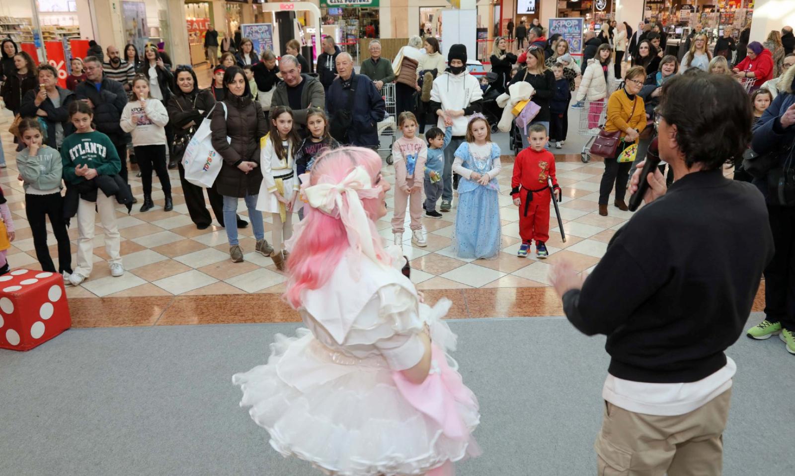 Un pieno di giovani al carnevale coreano