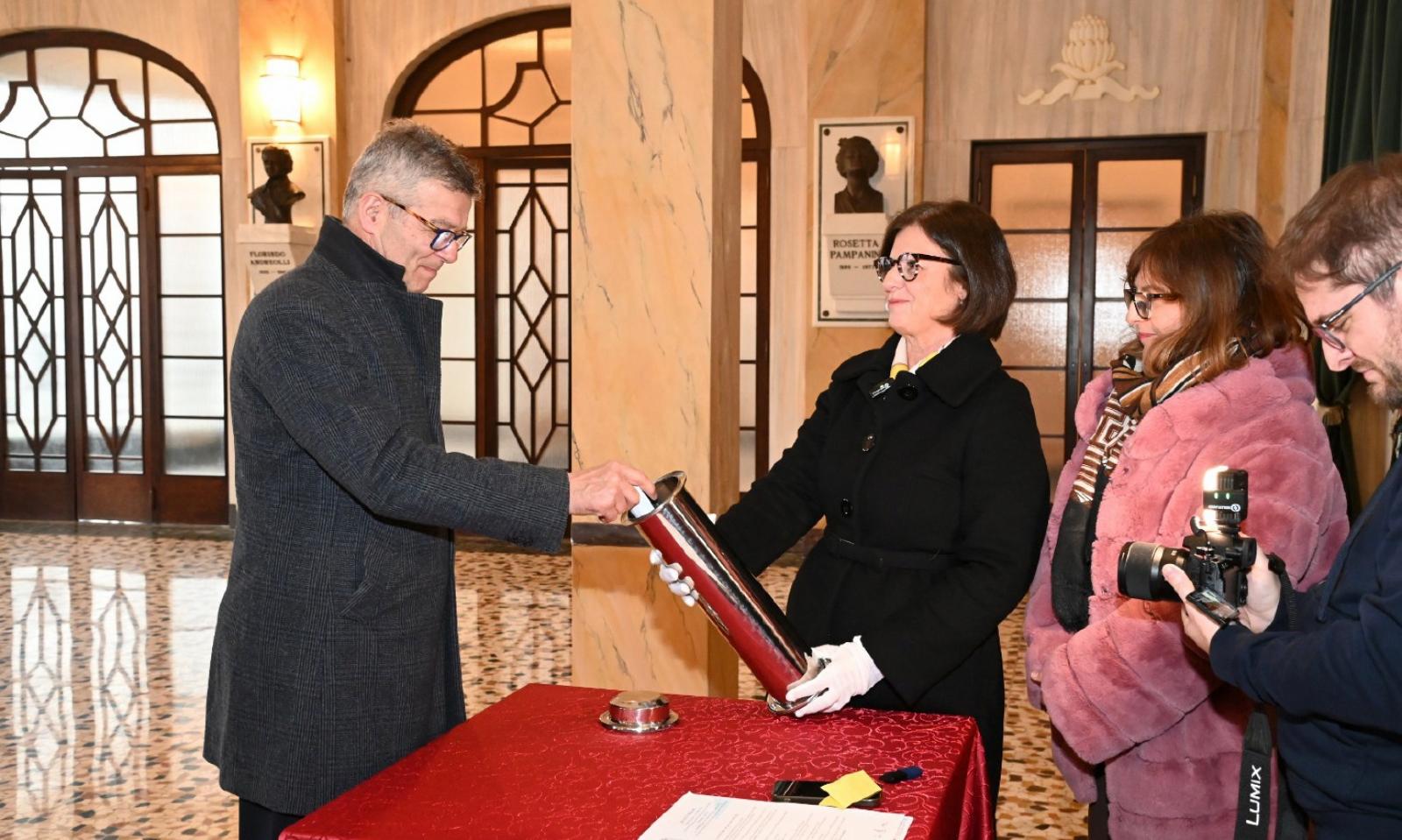 Si chiude la capsula del tempo