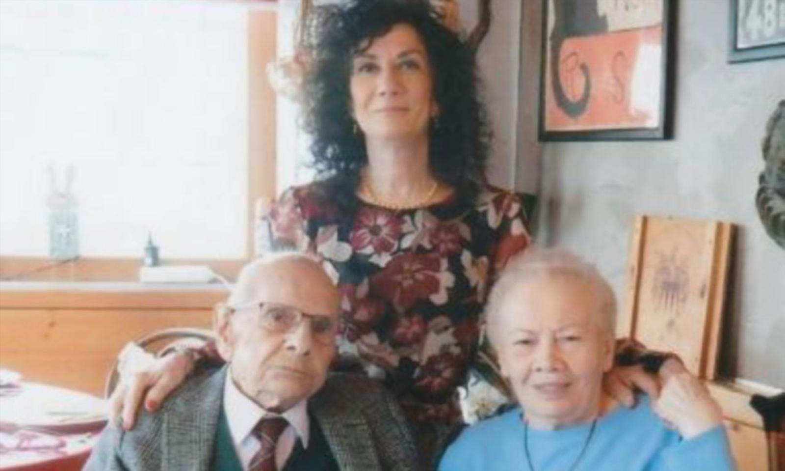 68 anni mano nella mano