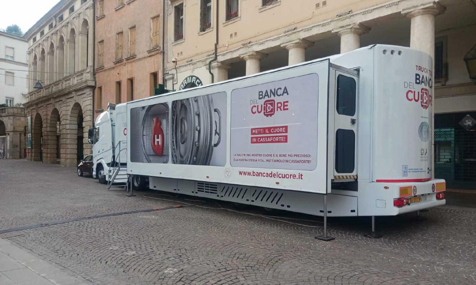 Il truck di Banca del cuore in piazza per gli screening