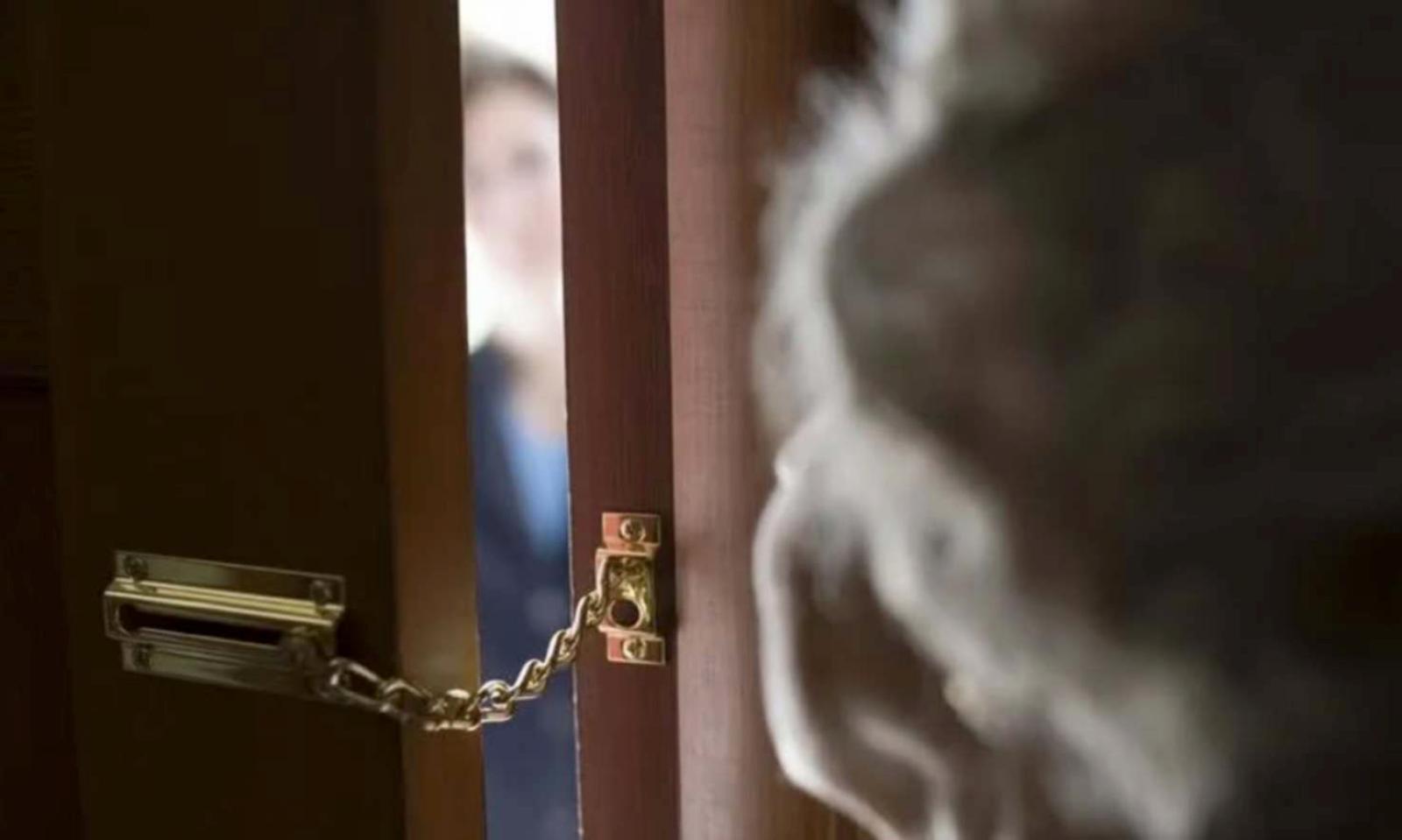 Derubati da un falso finanziere