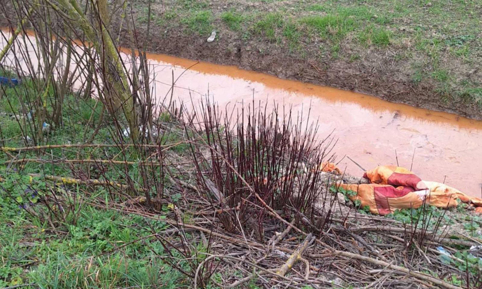 Il fossato &egrave; arancione: allarme