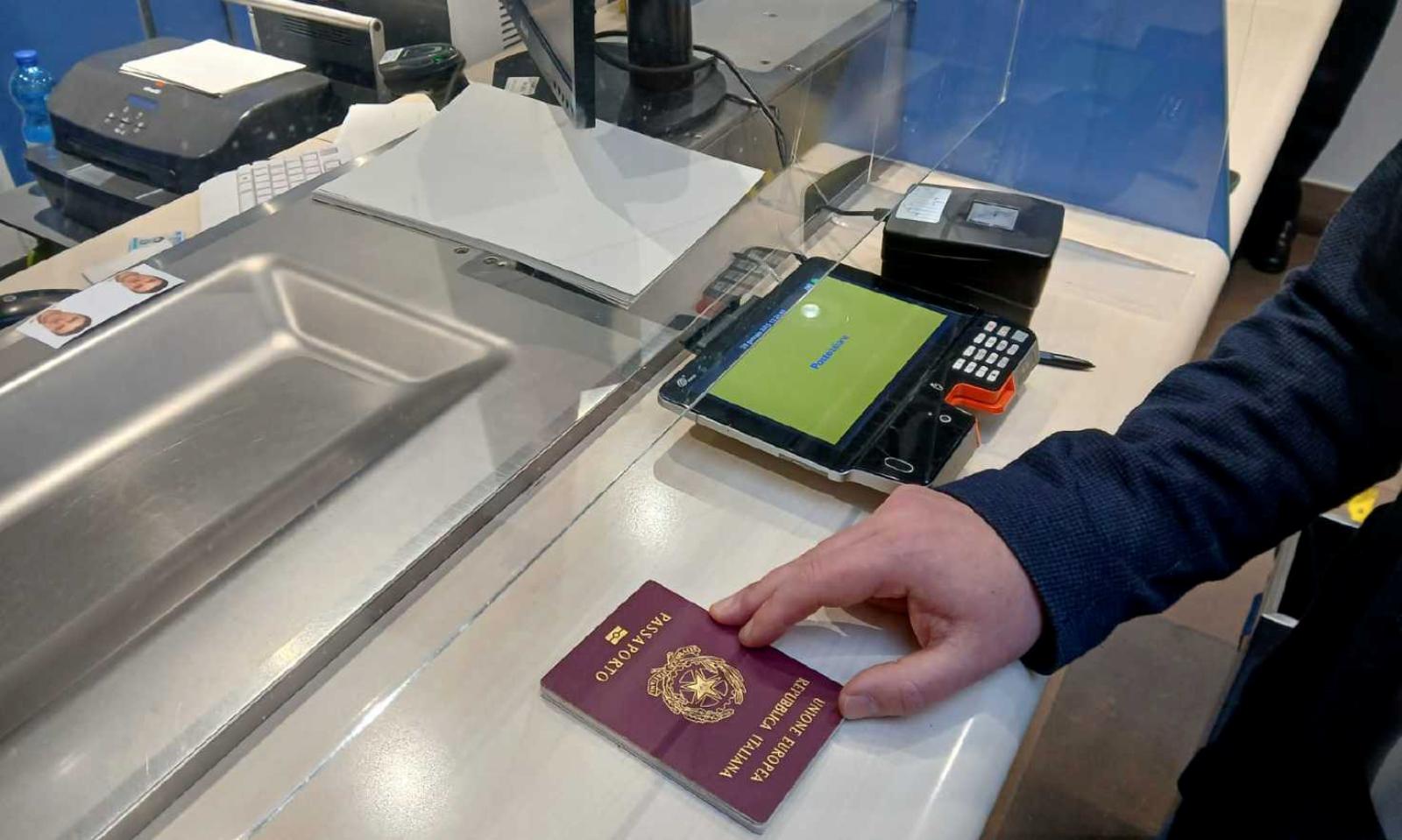 Oltre 1400 passaporti dalle Poste