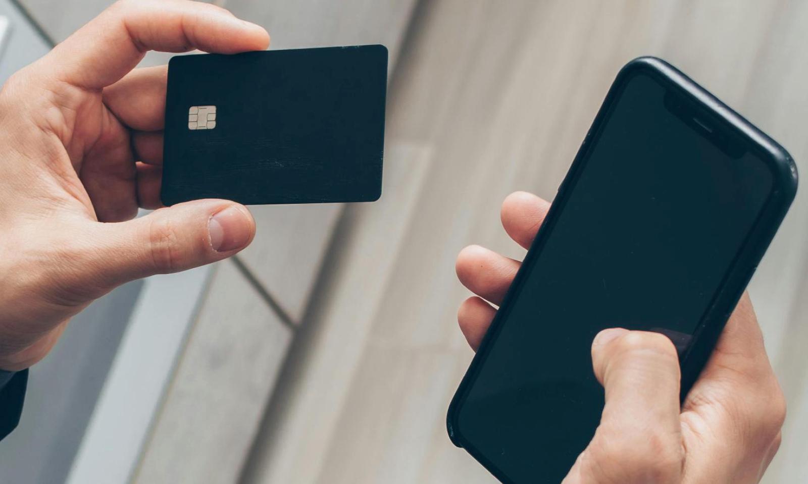 Gli svuotano il conto, ma riesce a recuperare tutto