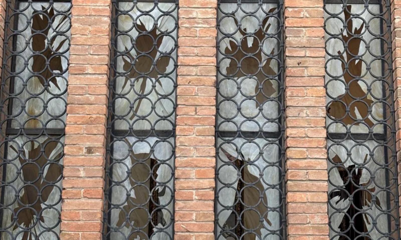 Botto nella notte, danni alla chiesa