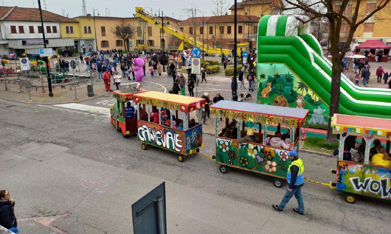 Una grande invasione di maschere