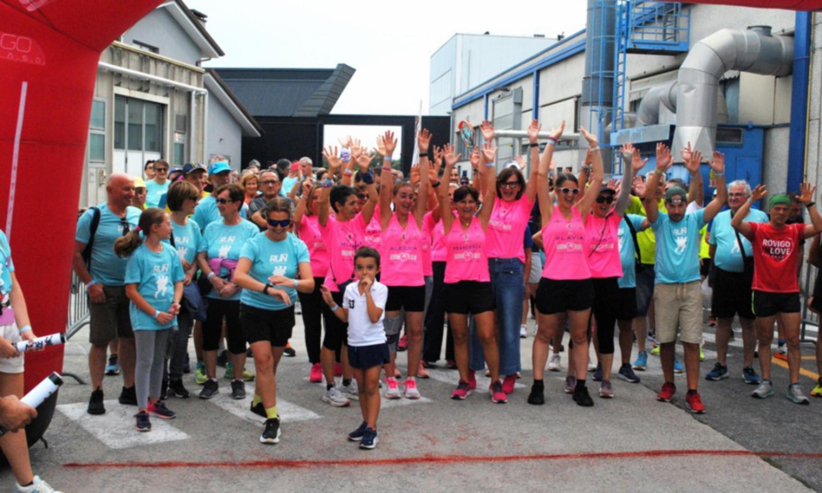 Un serpentone rosa va di corsa