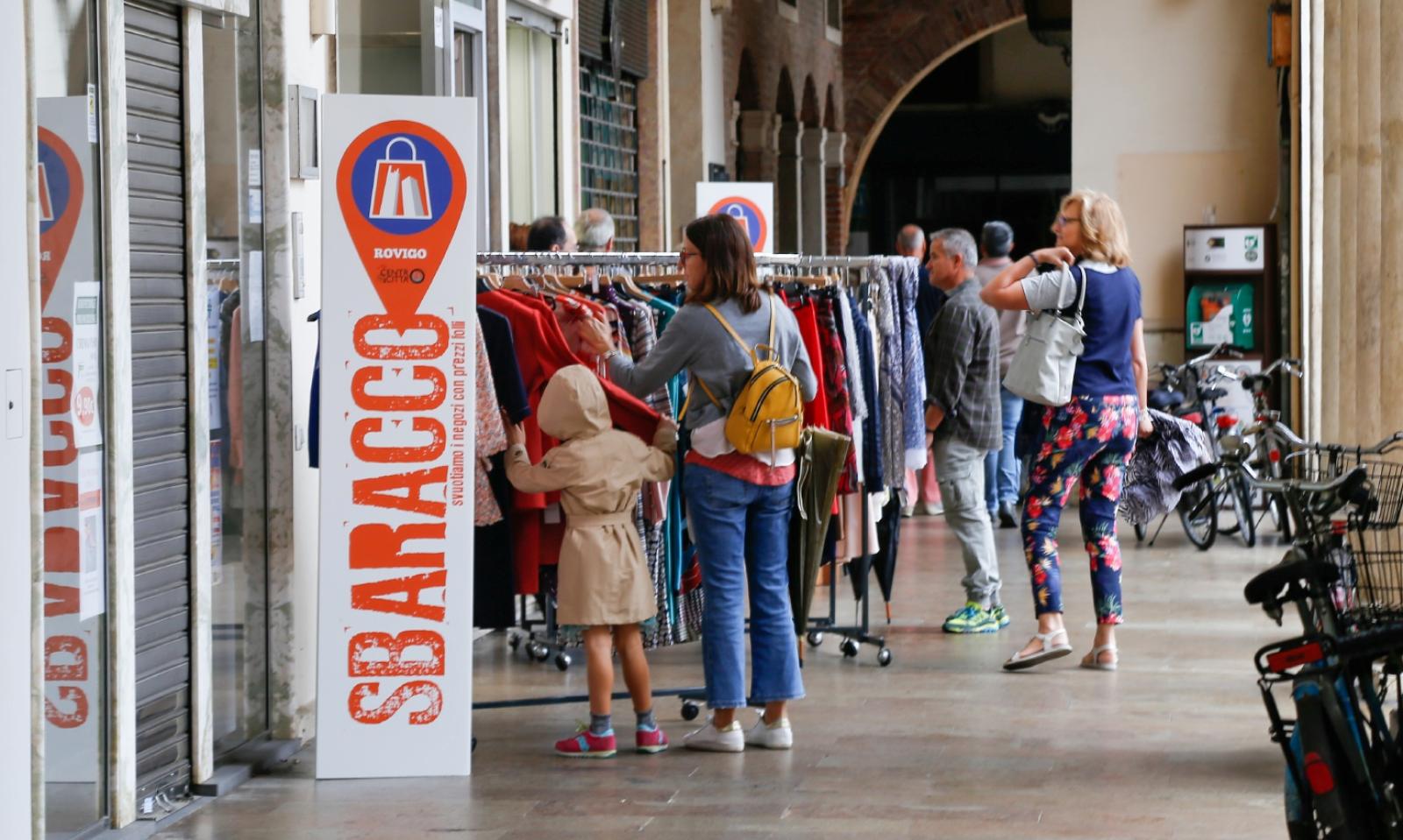 In centro si sbaraccano gli sconti