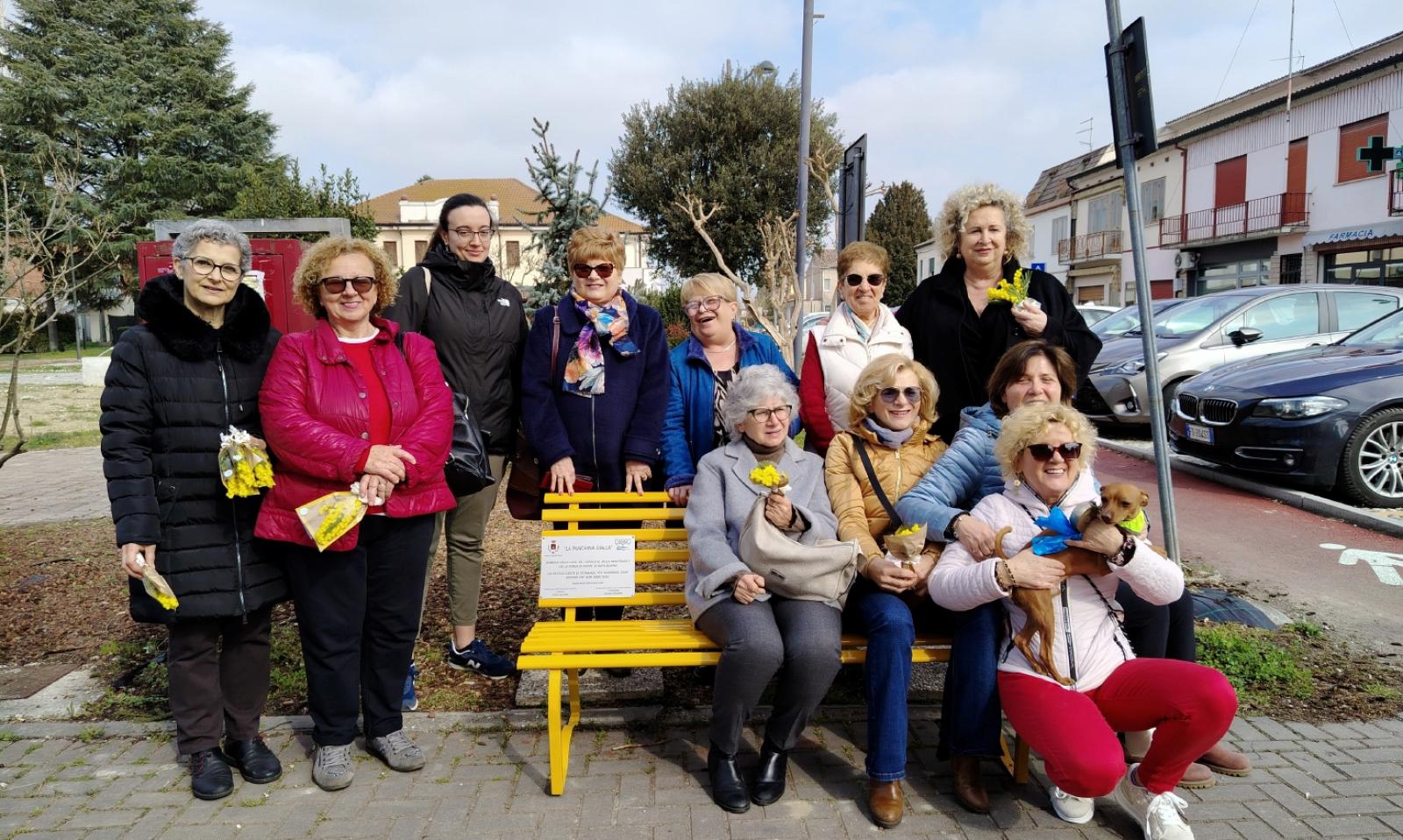 Panchina giallo mimosa, tutta l&rsquo;energia delle donne