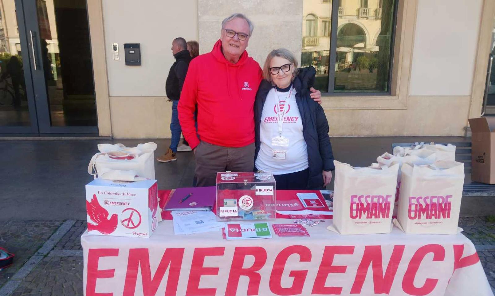 Emergency in piazza con le colombe di pace