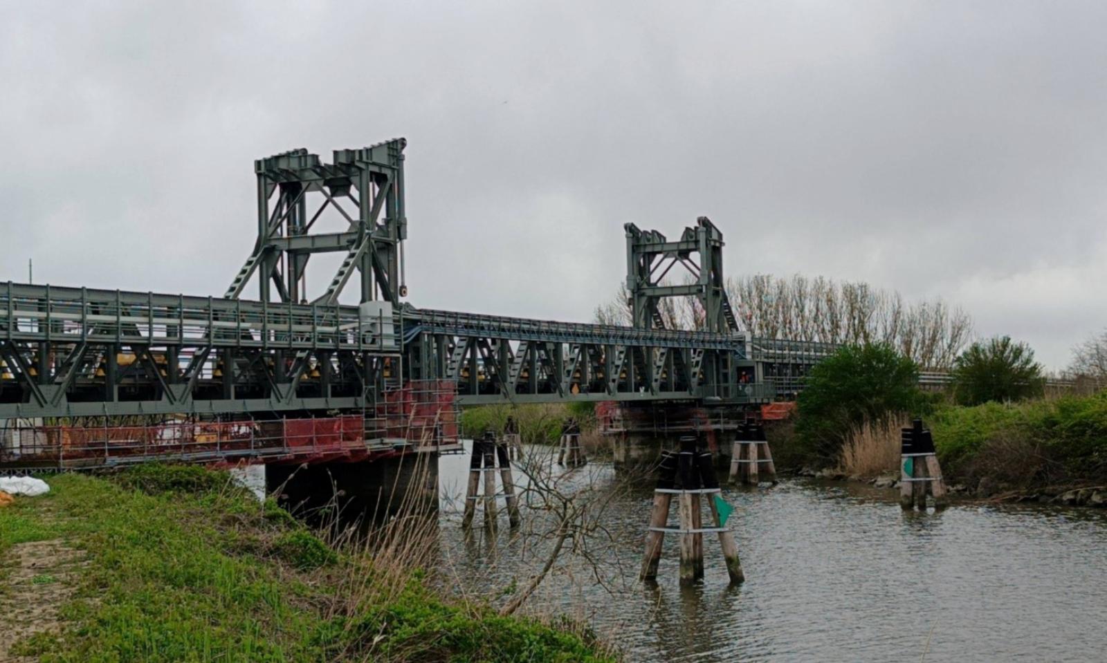 Dopo 59 anni, il ponte sul Po di Brondolo si alza