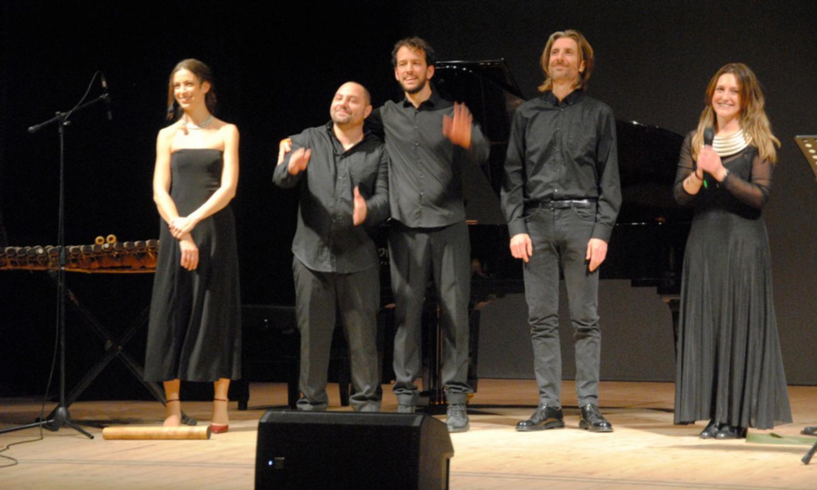 Tutti incantati dai copricapi