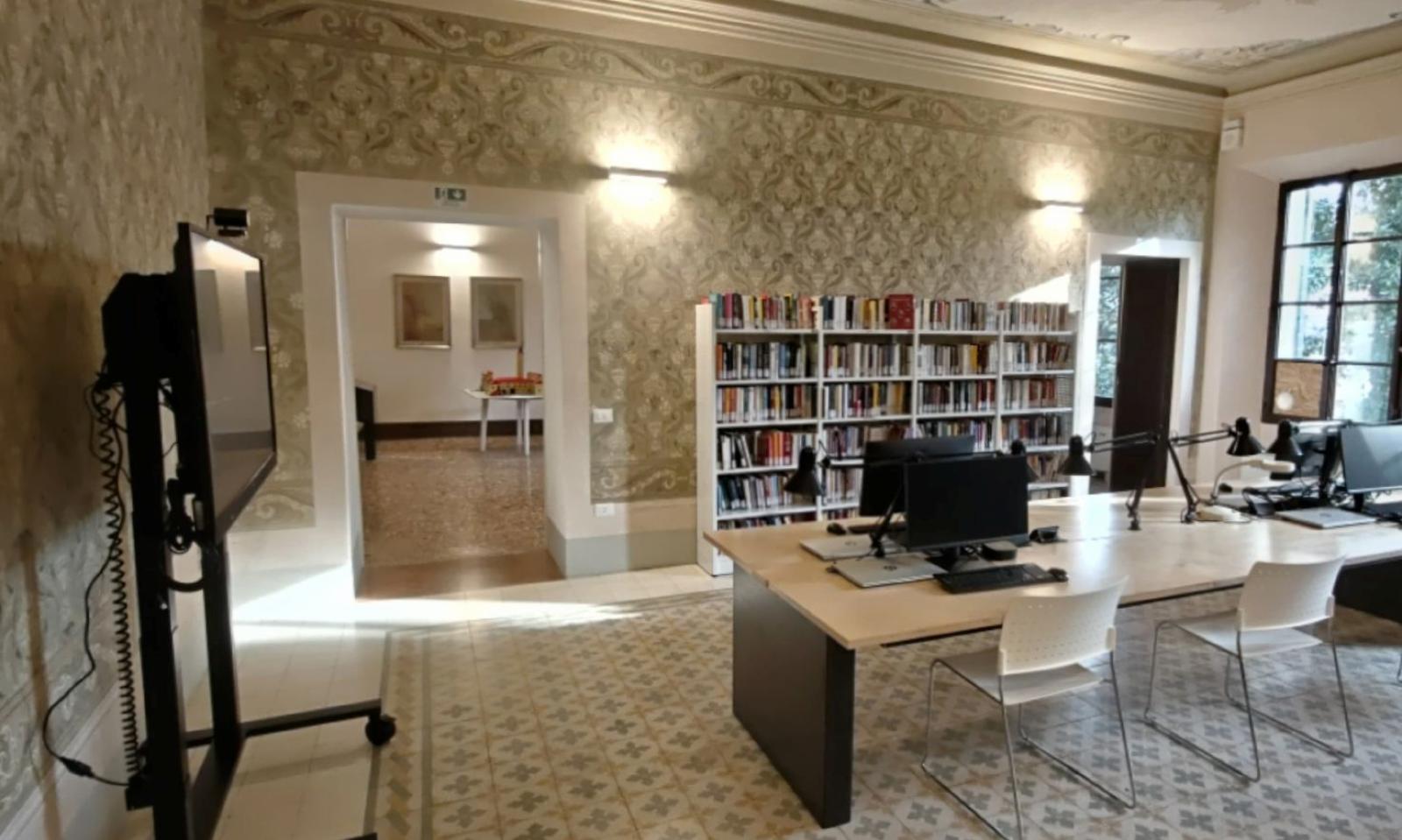 Biblioteca a passo con il futuro