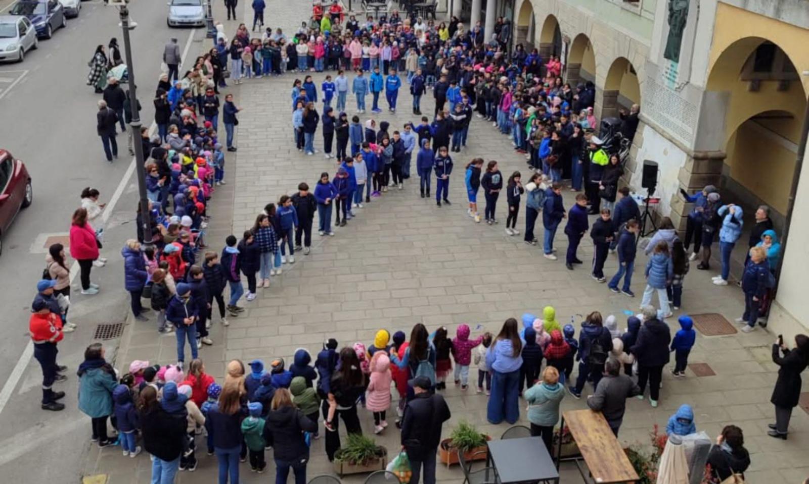 Autismo, il blu &ldquo;veste&rdquo; la piazza