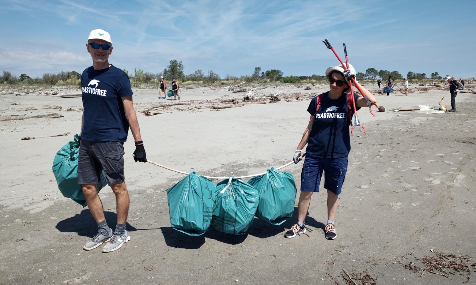 In spiaggia partono le pulizie di primavera