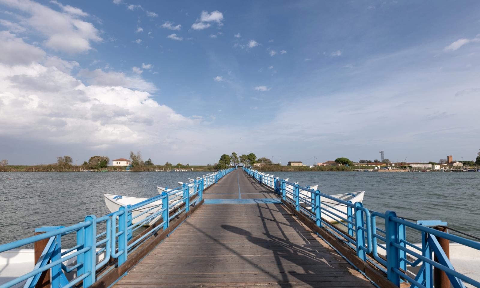 Ponte di barche aperto tutta l'estate