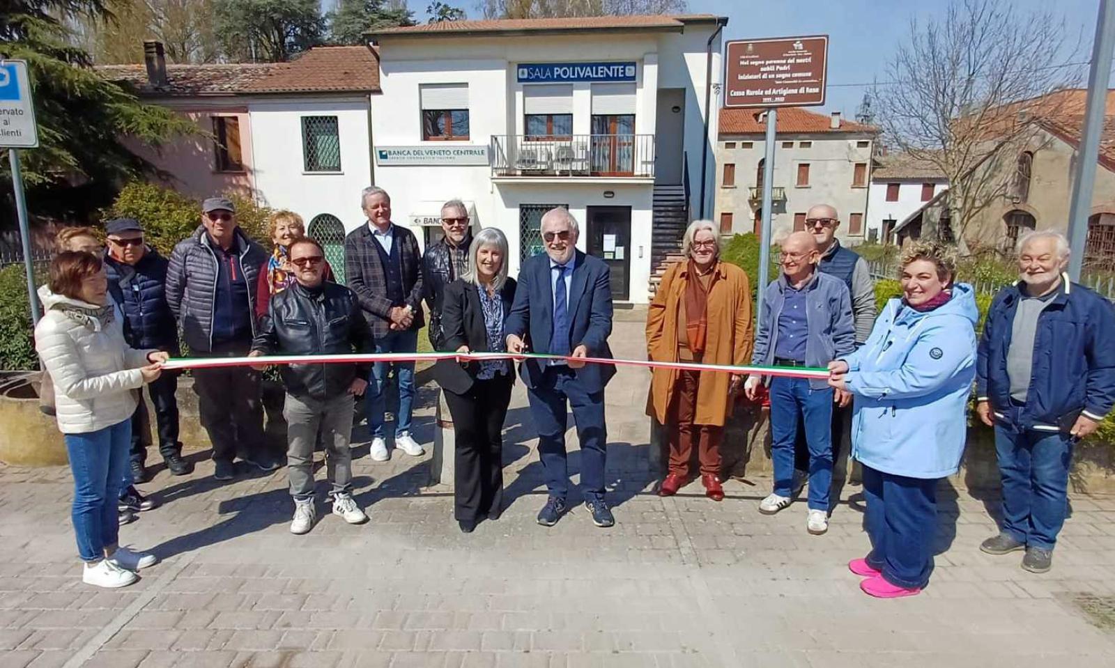 Una targa in onore della banca: &ldquo;Forte legame con la comunit&agrave;&rdquo;