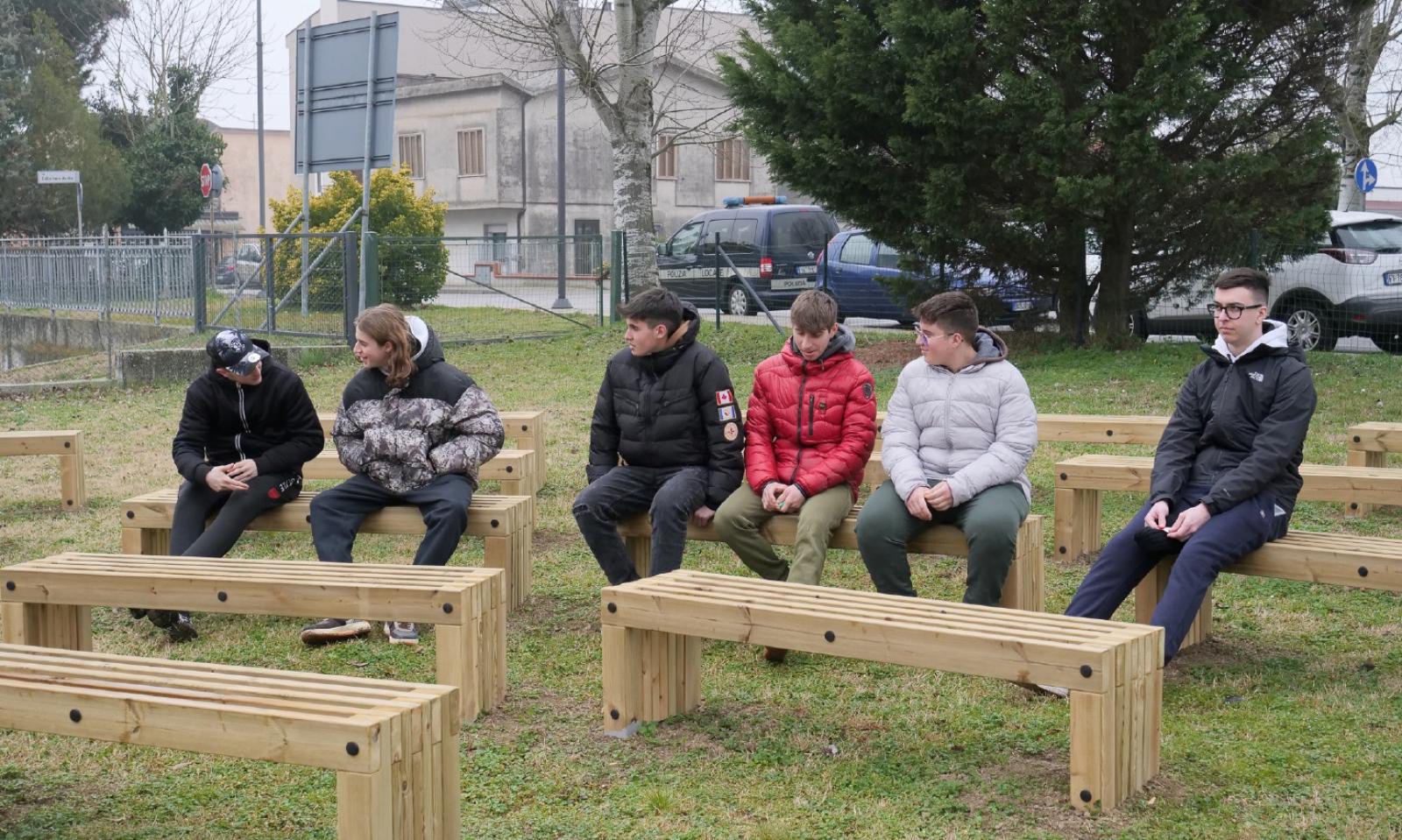 Il parco giochi si rif&agrave; il look