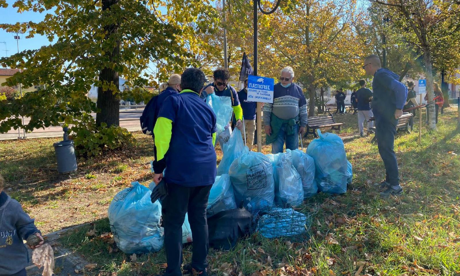 I volontari bonificano l&rsquo;argine