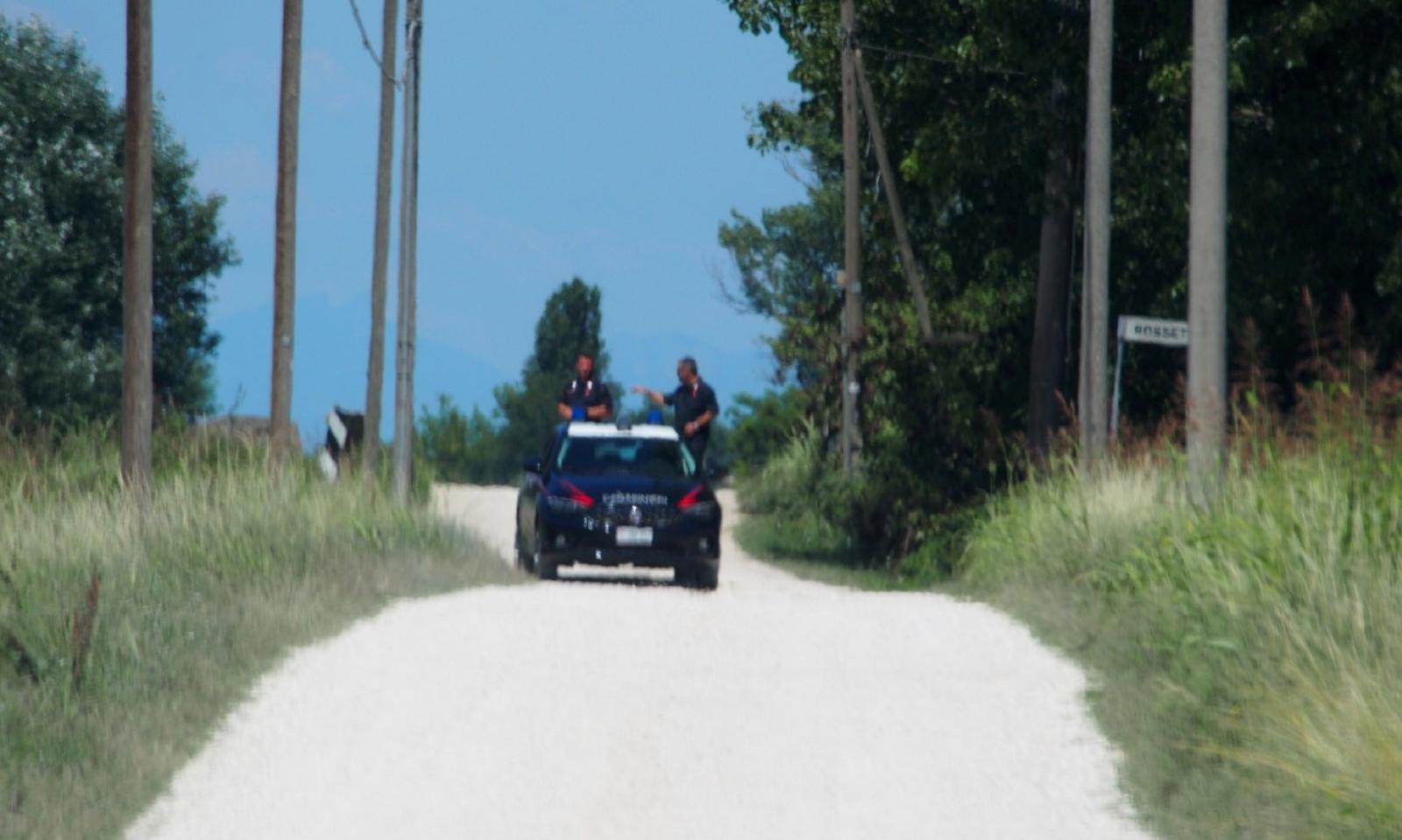 A 3 anni da sola lungo l&rsquo;argine