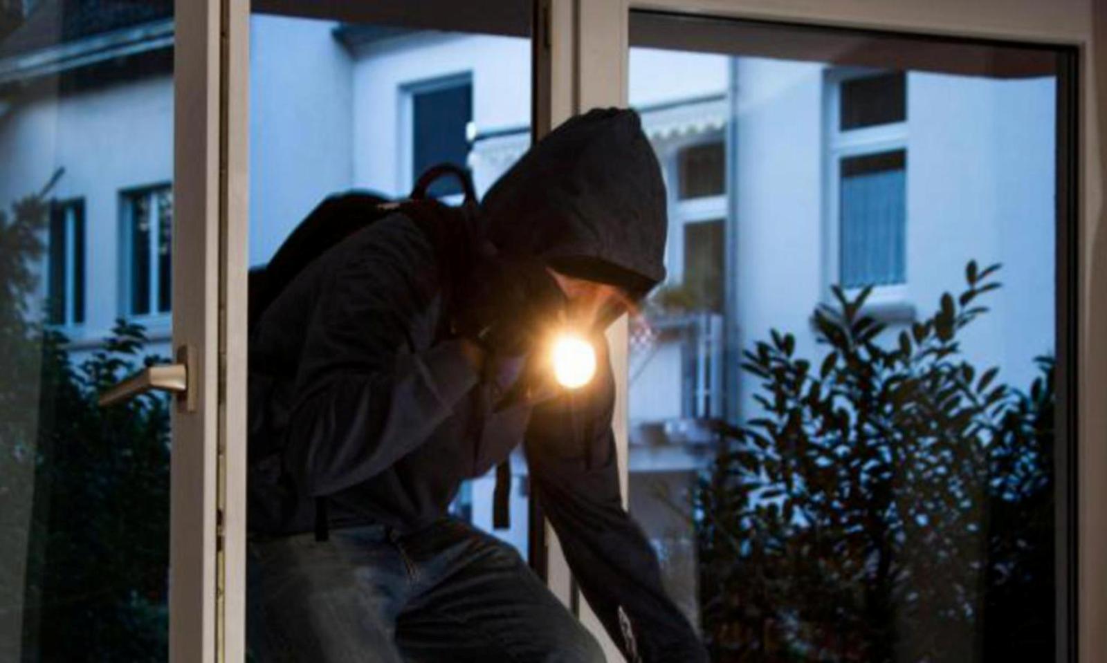 Notti di furti in bar e distributori