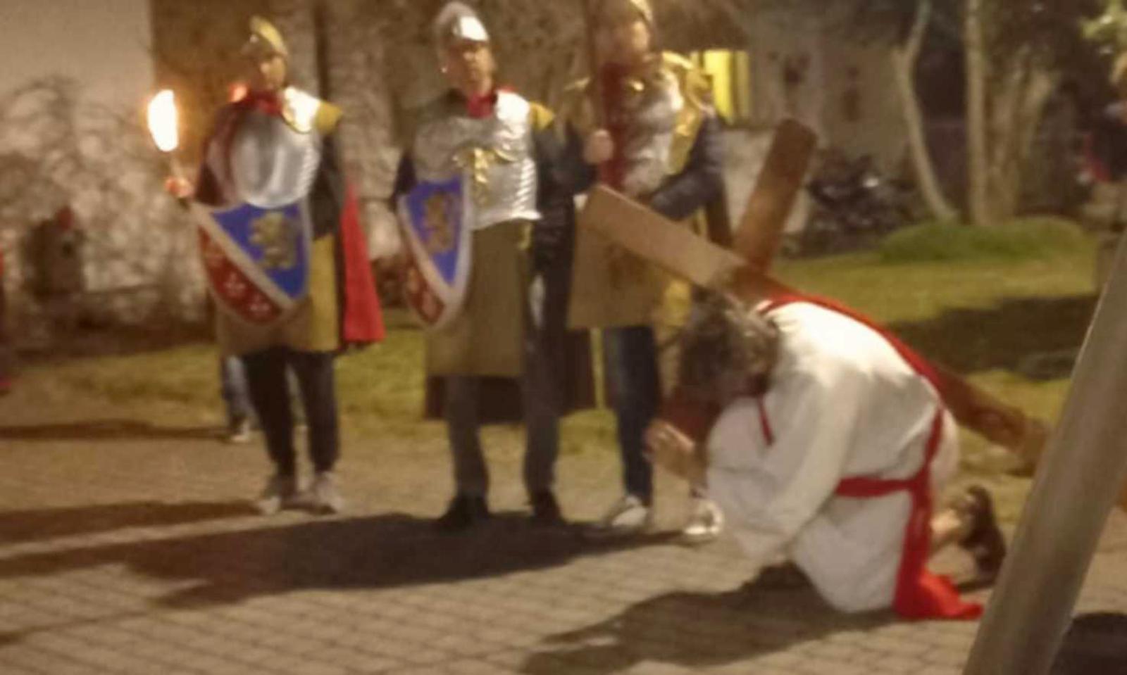 La Via Crucis attraversa il paese