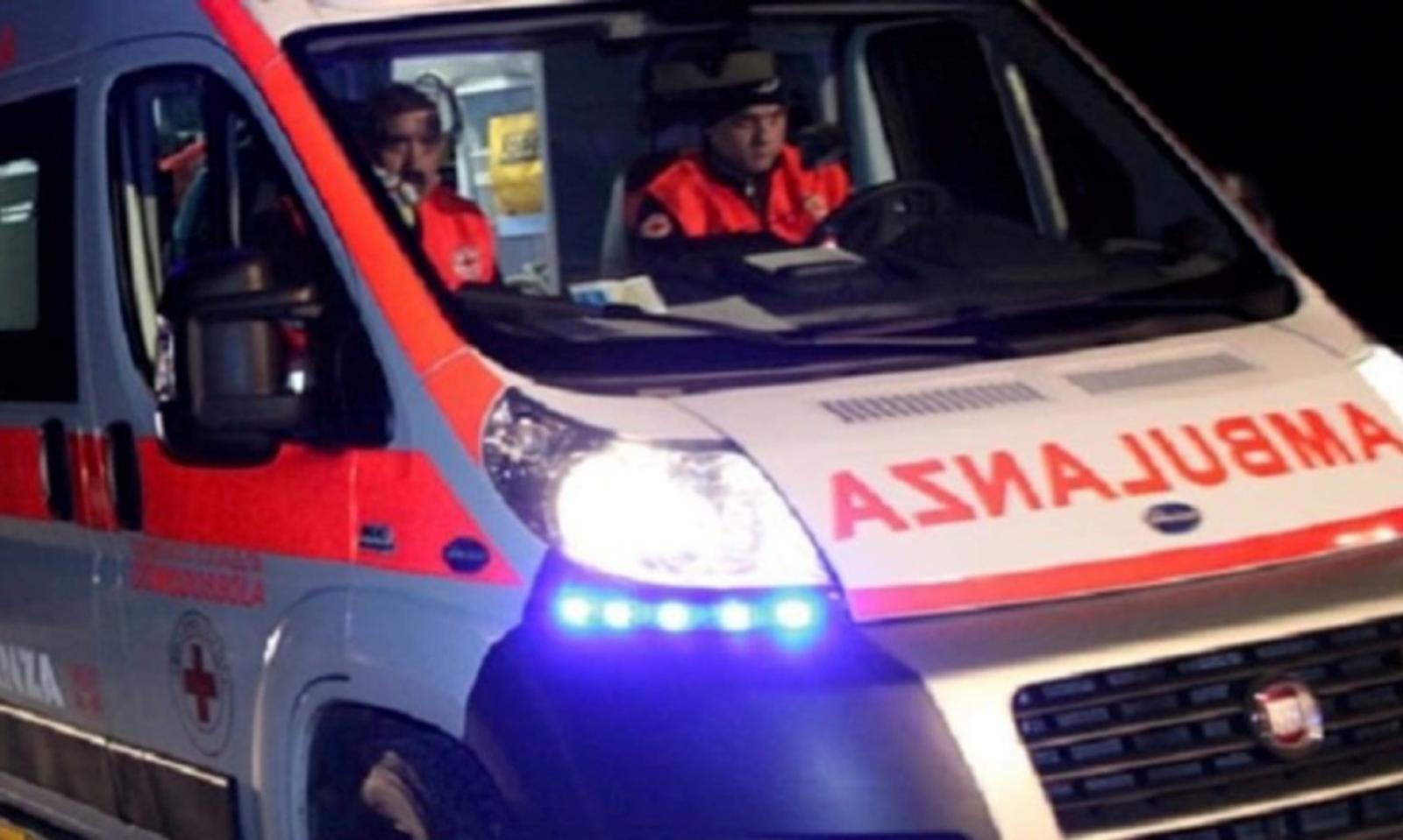 Litigano in casa e lei lo accoltella