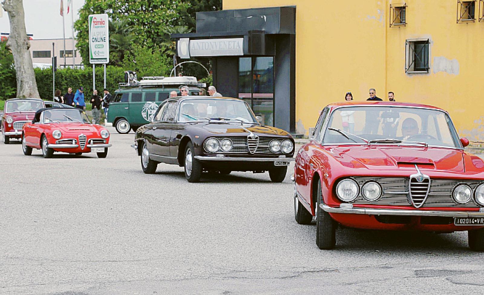 Auto storiche a spasso per la citt&agrave;