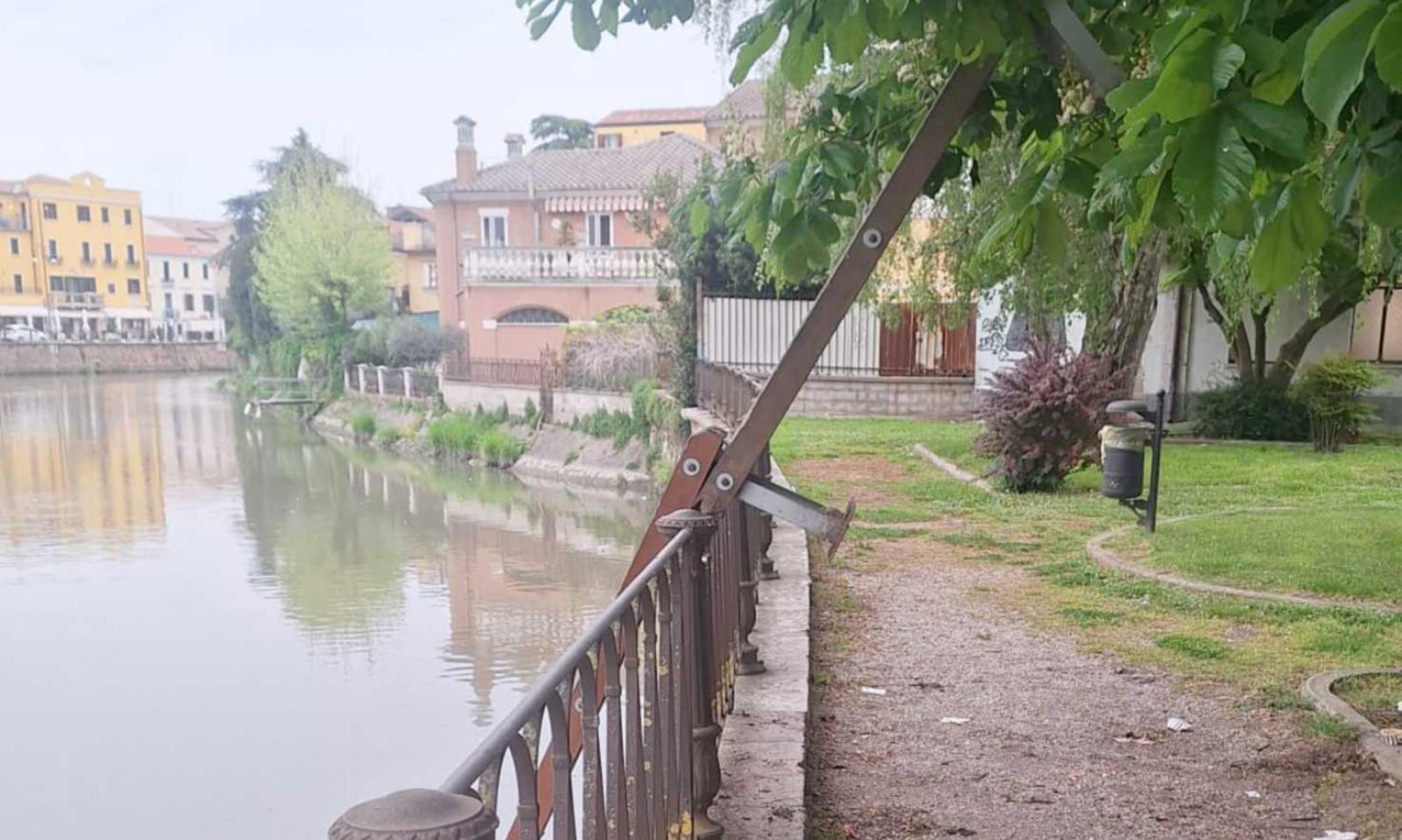 Vandali strappano via la panchina