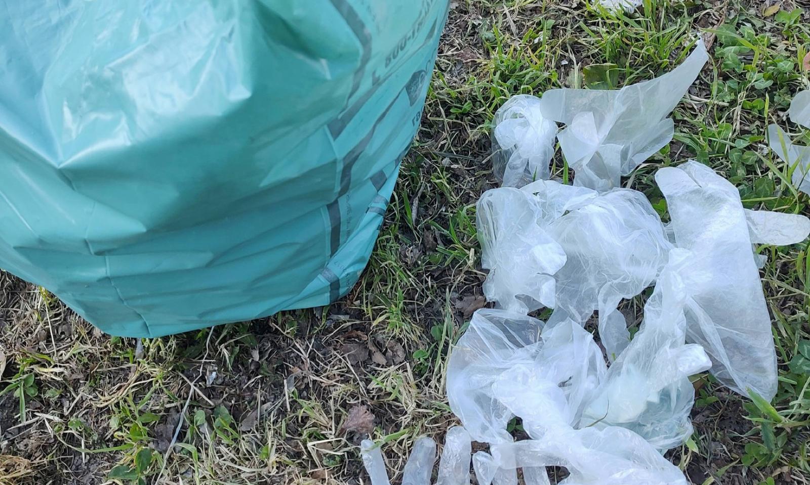 I guanti monouso finiscono nei canali