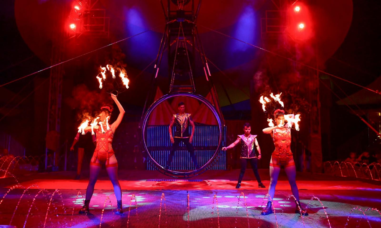 Acrobazie, moto, magie, acqua e musica 