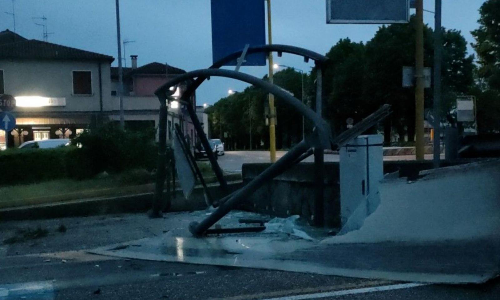 Pensilina travolta e completamente distrutta